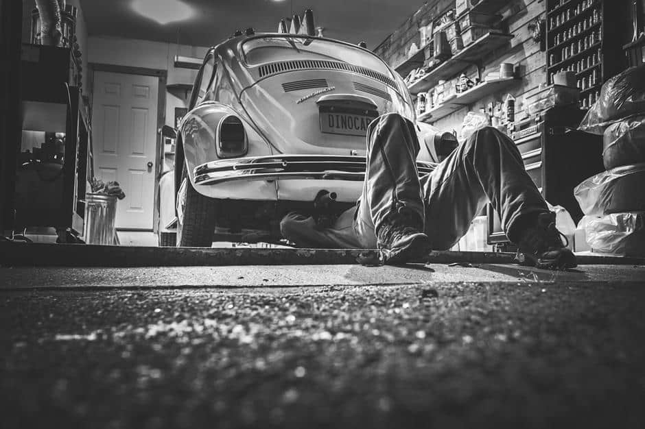 Mechaniker Werkstatt VW Käfer schwarz weiß Bild