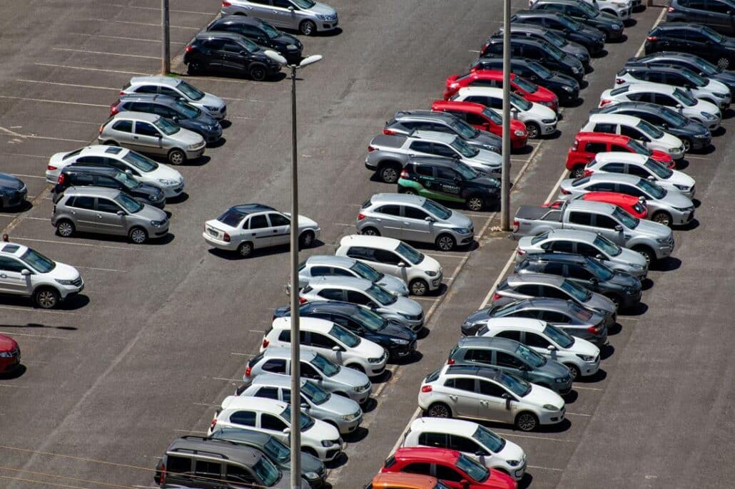 Parkplatz mit Autos